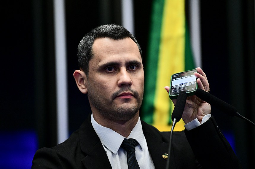 Em discurso, à tribuna, senador Cleitinho (Republicanos-MG).