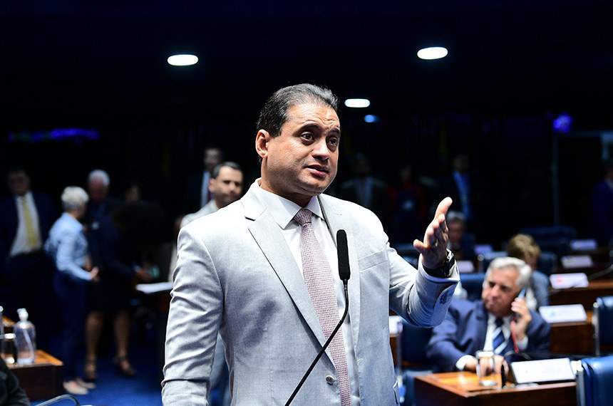 À bancada, em pronunciamento, senador Weverton (PDT-MA).