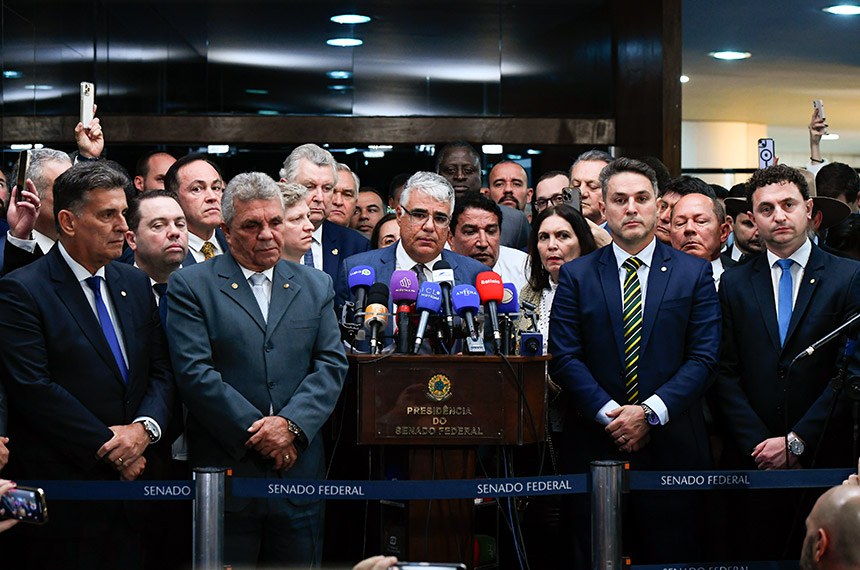 Participam:
deputado Marcel van Hattem (Novo-RS); 
senador Eduardo Girão (Novo-CE);
deputada Bia Kicis (PL-DF); 
senador Magno Malta (PL-ES);
senador Luis Carlos Heinze (PP-RS); 
deputado Alberto Fraga (União-DF);
deputado Eduardo Bolsonaro; 
deputado General Girão (PL-RN);
deputado Helio Lopes (PL-RJ); 
deputado Filipe Barros (União-PR).