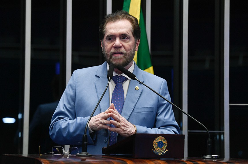 À tribuna, em discurso, senador Plínio Valério (PSDB-AM). 