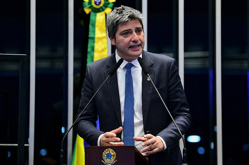 À tribuna, em discurso, senador Carlos Portinho (PL-RJ). 