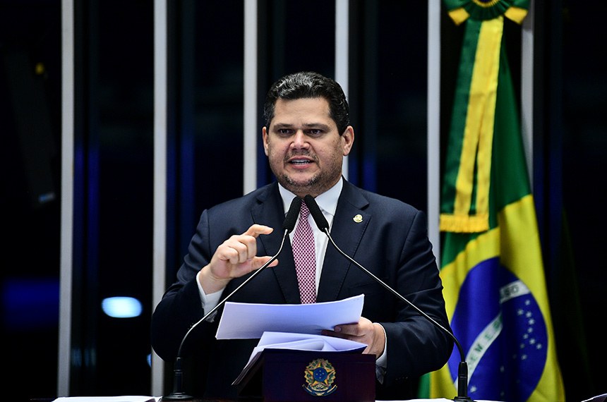 À tribuna, em discurso, senador Davi Alcolumbre (União-AP).