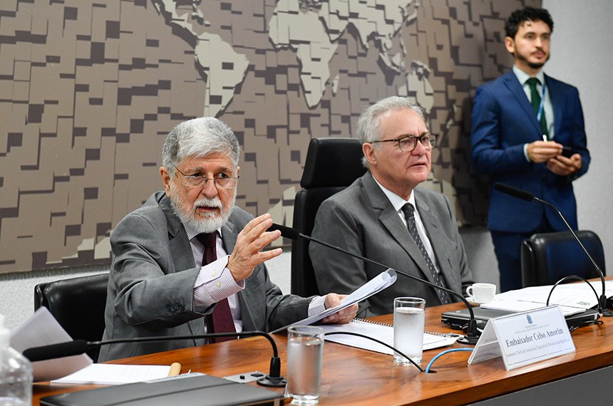 Mesa: 
assessor-chefe da Assessoria Especial do Presidente da República, Celso Amorim;
presidente da CRE, senador Renan Calheiros (MDB-AL).