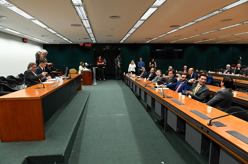 Mesa: 
presidente da CMO, deputado Julio Arcoverde (PP-PI); 
secretário da comissão, Walbinson Tavares de Araújo.