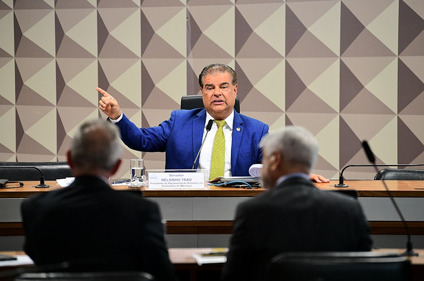 Presidente da CPCMS, senador Nelsinho Trad (PSD-MS) conduz reunião.