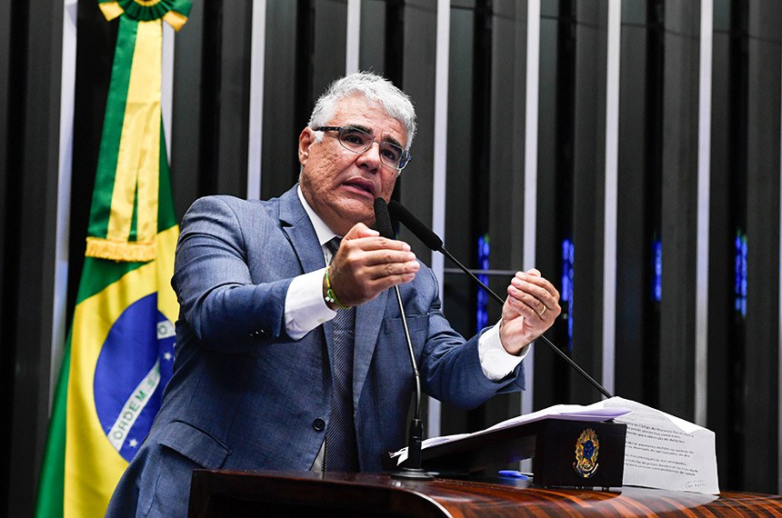 À tribuna, em discurso, senador Eduardo Girão (Novo-CE). 