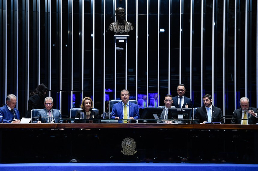 Mesa: 
membro da Sociedade Brasileira de Eubiose e assessor legislativo no gabinete do senador Astronauta Marcos Pontes, Oscar Castello Branco de Luca;
mestre de Ordem Interna da Sociedade Brasileira de Eubiose, Ariel Ricco Jefferson de Souza;
membra da Sociedade Brasileira de Eubiose e suplente do senador Nelsinho Trad, Terezinha Bazé de Lima;
presidente e requerente desta sessão, senador Nelsinho Trad (PSD-MS);
secretário desta sessão;
presidente da Sociedade Brasileira de Eubiose, Leonardo Faria Jefferson de Souza;
coordenador-geral de Ética e Política da Sociedade Brasileira de Eubiose, Fernando Leça do Nascimento.