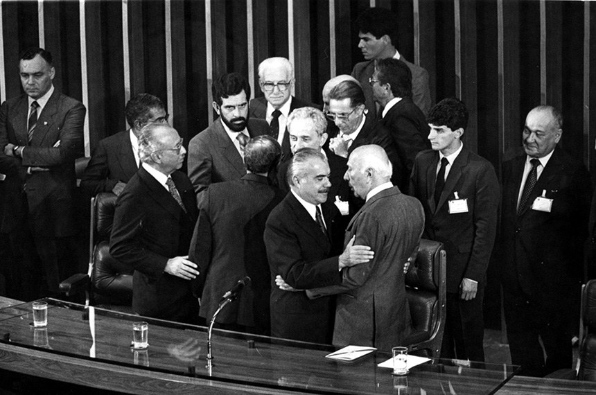 Participam:
senador Humberto Lucena, José Sarney, presidente do Tribunal Federal Moreira Alves, deputado Ulysses Guimarães.