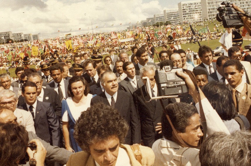 Posse do presidente José Sarney e seu substituto legal Uliysses Guimarães em 15.03.1985, em sessão conjunta do Congresso Nacional, presidida pelo senador José Fragelli.
