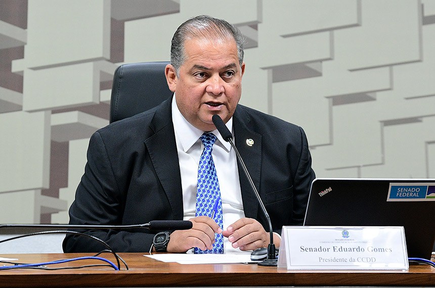 Mesa:
presidente da CCDD, senador Eduardo Gomes (PL-TO).