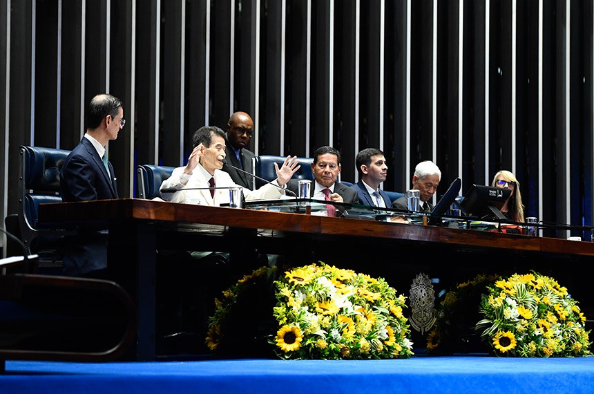 Mesa:
conselheiro vice-presidente da Sukyo Mahikari do Brasil, Miguel Enrique Kerrigan Comesana; 
grão-mestre mundial da Sukyo Mahikari, Oshienushisama Koo Okada;
presidente desta sessão, senador Hamilton Mourão (Republicanos-RS);
secretário desta sessão;
diretor-presidente da Sukyo Mahikari da América Latina e do Brasil, Hiroki Shimizu;
juíza federal e membro da Coordenação do Grupo Jurídico da Sukyo Mahikari do Brasil, Vânila Cardoso André de Moraes.