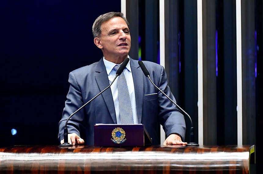 À tribuna, em discurso, senador Marcio Bittar (União-AC). 