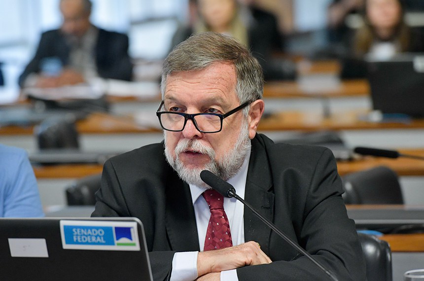 Em pronunciamento, à bancada, senador Flávio Arns (PSB-PR).