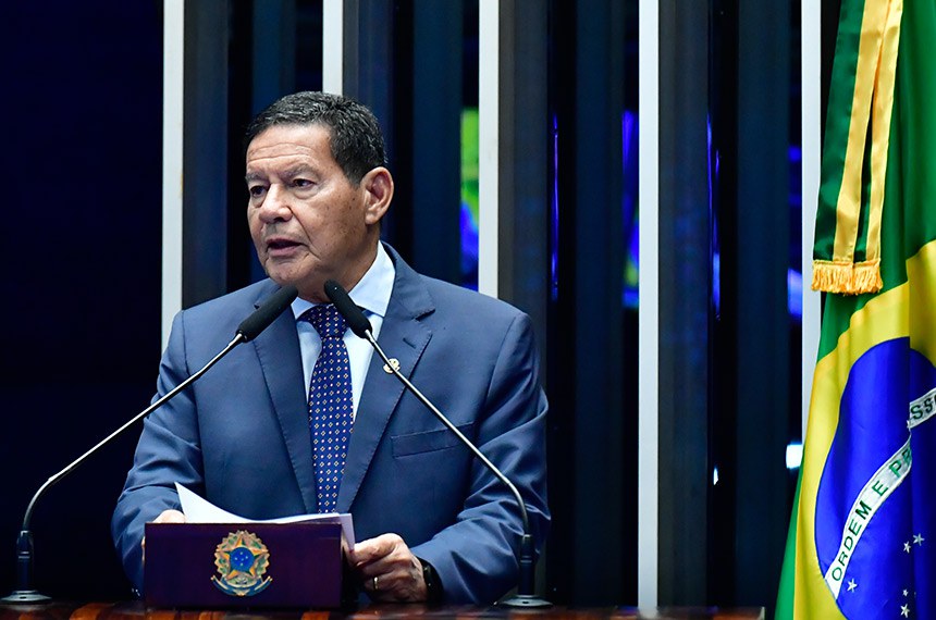 À tribuna, em discurso, senador Hamilton Mourão (Republicanos-RS). 