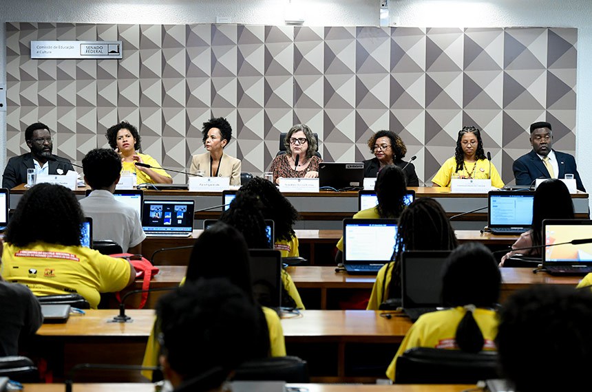 Mesa: 
secretário Nacional de Política para Quilombolas, Povos e Comunidades Tradicionais de Matriz Africana, Povos de Terreiros e Ciganos do Ministério da Igualdade Racial (SQPT/MIR), Ronaldo dos Santos; 
representante do Coletivo de Educação da Coordenação Nacional de Articulação de Quilombos (Conaq), Shirley Pimentel; 
secretária da Secretaria de Educação Continuada, Alfabetização de Jovens e Adultos, Diversidade e Inclusão do Ministério da Educação (SECADI/MEC), Zara Figueiredo; 
presidente eventual da CE, senadora Teresa Leitão (PT-PE); 
coordenadora do Coletivo Nacional de Educação e da Escola Nacional de Formação de Meninas da Coordenação Nacional de Articulação de Quilombos (Conaq), Givânia Maria da Silva; 
estudante da Escola Nacional de Formação de Meninas Quilombolas Coordenação Executiva da Coordenação Nacional de Quilombos (Conaq) e quilombola do quilombo de Boa Vista em Salvaterra (PA), Gabriellen Lohanny da Conceição Mento; 
coronel da reserva do Corpo de Bombeiros do Distrito Federal e Ex-Secretário Nacional de Políticas de Promoção da Igualdade Racial, Paulo Roberto.