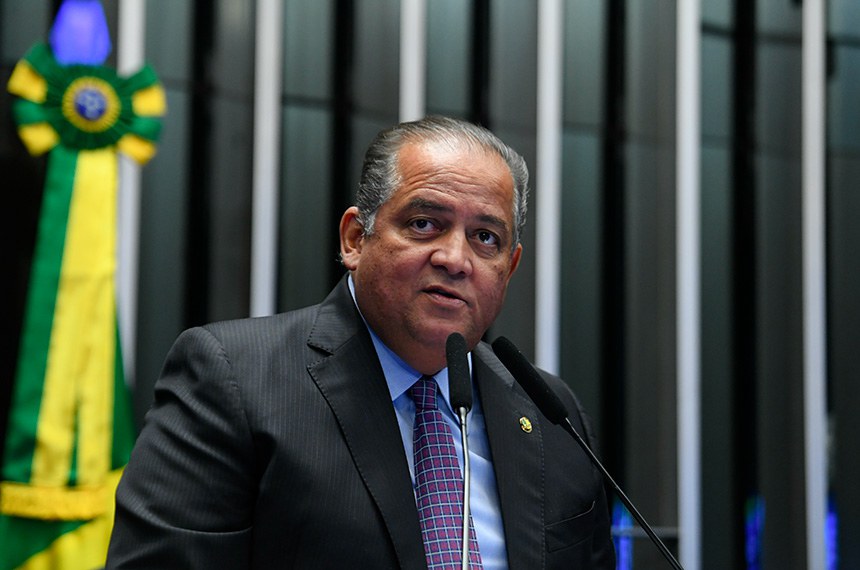 À tribuna, em discurso, senador Eduardo Gomes (PL-TO). 