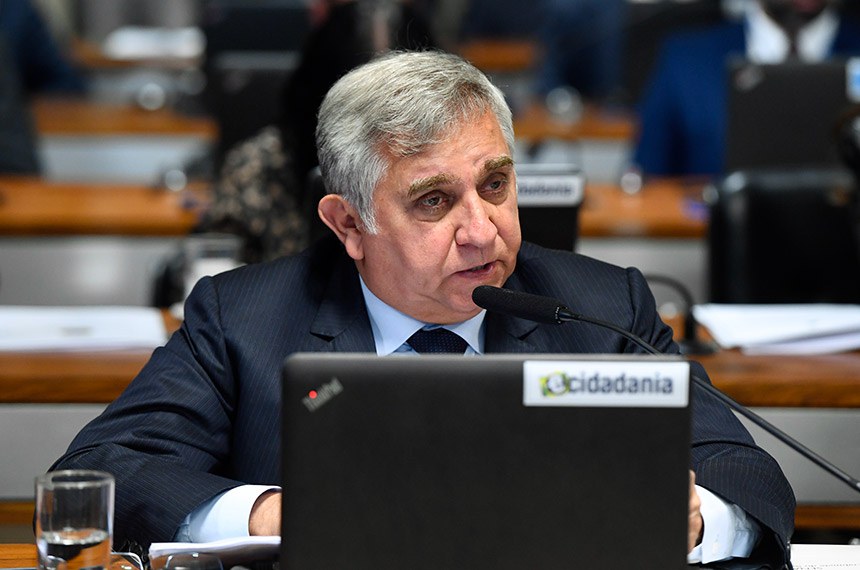 Em pronunciamento, à bancada, senador Izalci Lucas (PL-DF).