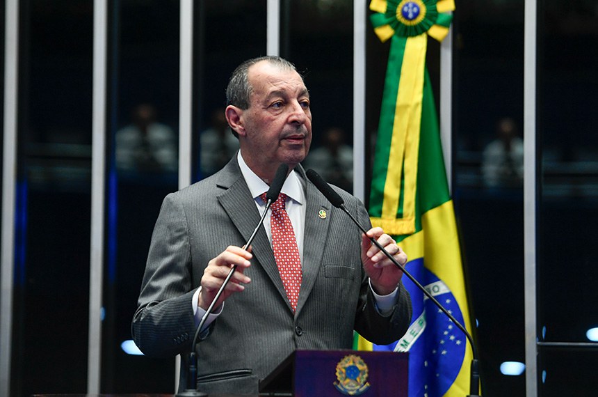 À tribuna, em discurso, senador Omar Aziz (PSD-AM). 