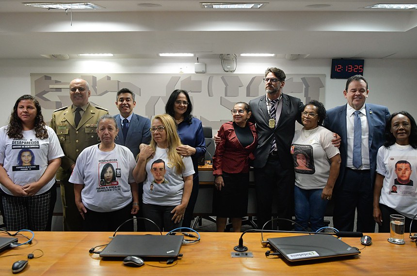 Familiares de desaparecidos junto aos senadores e participantes da audiência pública na CSP - Foto: Geraldo Magela/Agência Senado