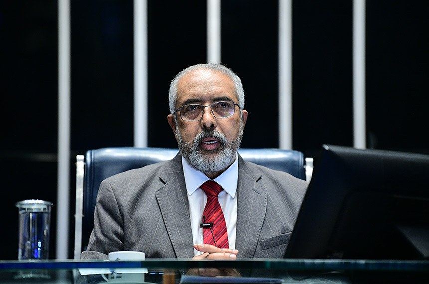 À mesa, senador Paulo Paim (PT-RS), conduz sessão.