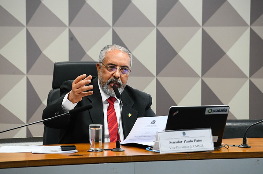 À mesa, vice-presidente da CMMIR, senador Paulo Paim (PT-RS), conduz reunião.