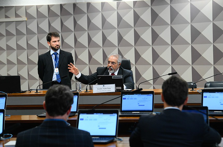 À mesa, vice-presidente da CMMIR, senador Paulo Paim (PT-RS), conduz reunião.