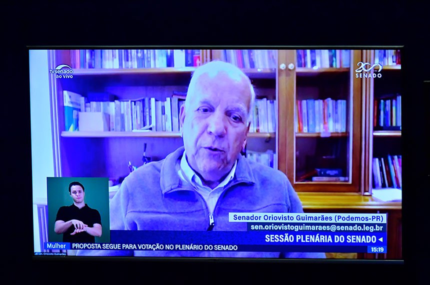 No painel, senador Oriovisto Guimarães (Podemos-PR) em pronunciamento via videoconferência.