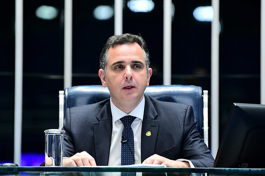 À mesa, presidente do Senado Federal, senador Rodrigo Pacheco (PSD-MG), conduz sessão.