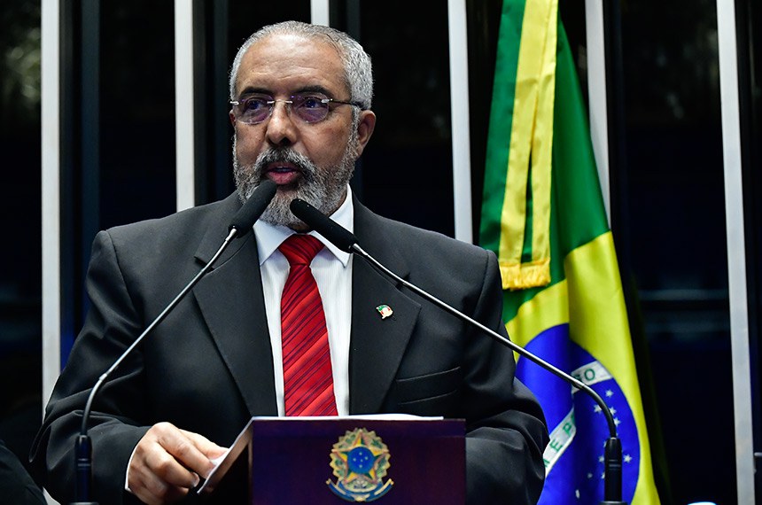 À tribuna, em discurso, senador Paulo Paim (PT-RS).