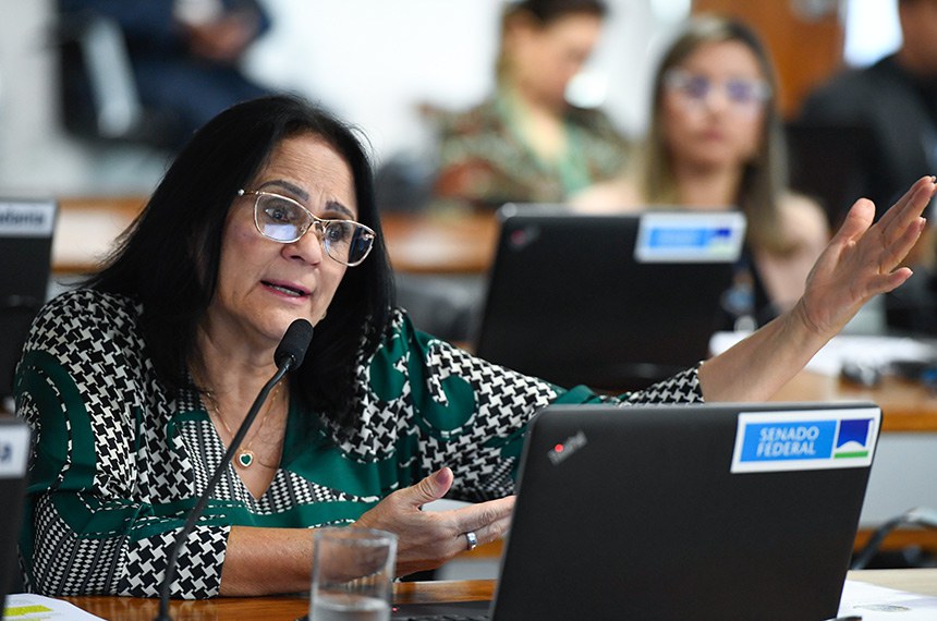 Em pronunciamento, à bancada, senadora Damares Alves (Republicanos-DF).