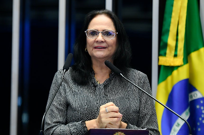 À tribuna, em discurso, senadora Damares Alves (Republicanos-DF). 