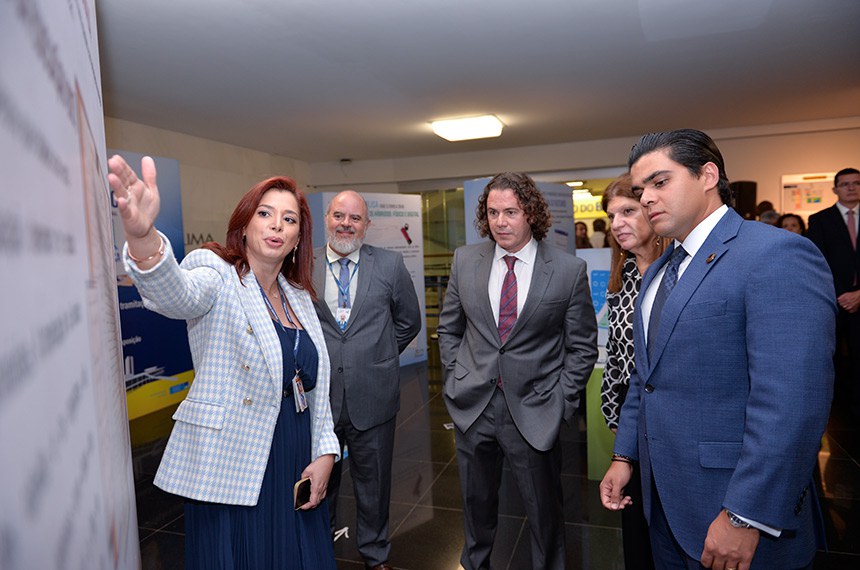 Participam: 
chefe da Assessoria de Qualidade e de Gestão da Informação Legislativa do Senado Federal (Asquali), Fabrisia Almeida Garcia; 
servidor do Serviço de Qualidade da Informação Legislativa e Histórica do Senado Federal (Seqinf), Fábio Liberal Ferreira de Santana; 
vice-presidente do Senado Federal, senador Veneziano Vital do Rêgo (MDB-PB); 
diretora-geral do Senado Federal, Ilana Trombka; 
secretário-geral da Mesa do Senado Federal, Gustavo A. Sabóia Vieira.