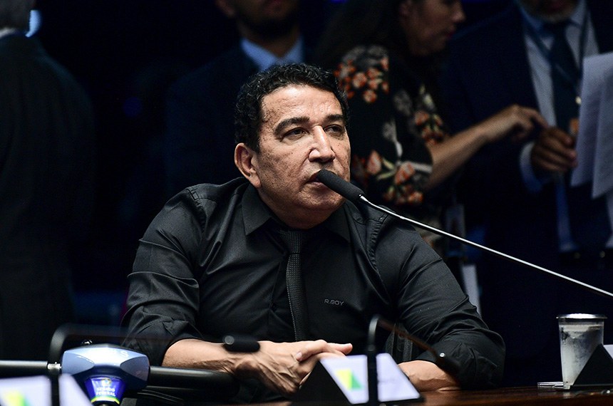 À bancada, em pronunciamento, senador Magno Malta (PL-ES). 
