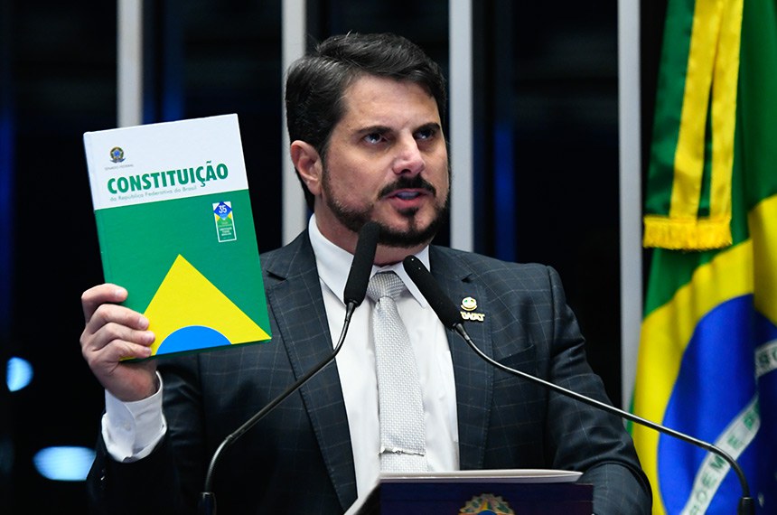 Em discurso, à tribuna, senador Marcos do Val (Podemos-ES) exibe Constituição da República Federativa do Brasil.