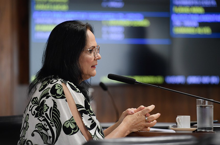À bancada, em pronunciamento, relatora do PL 5.815/2023, senadora Damares Alves (Republicanos-DF).