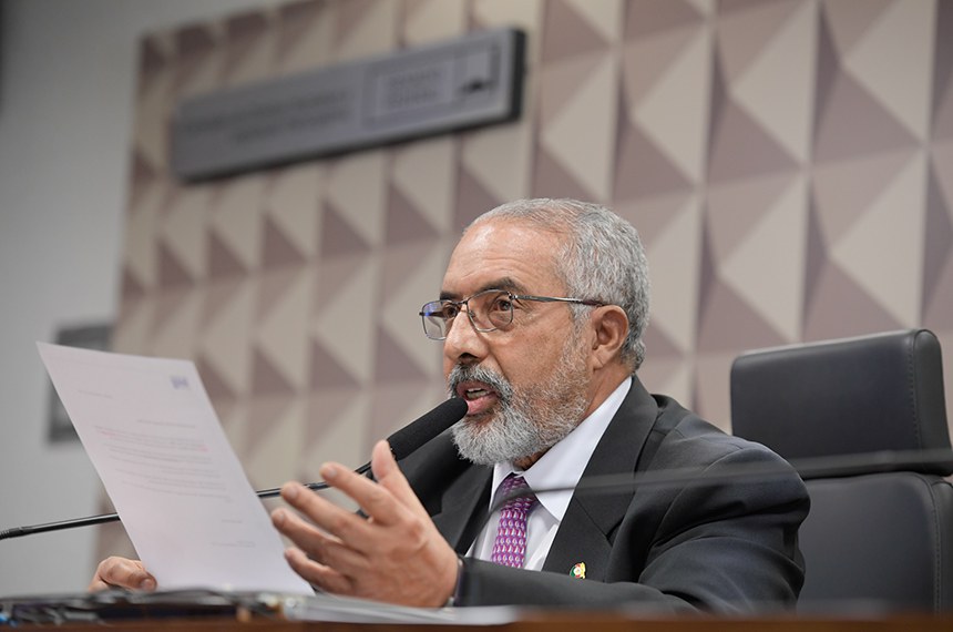 À mesa, presidente da CDH, senador Paulo Paim (PT-RS), conduz reunião.