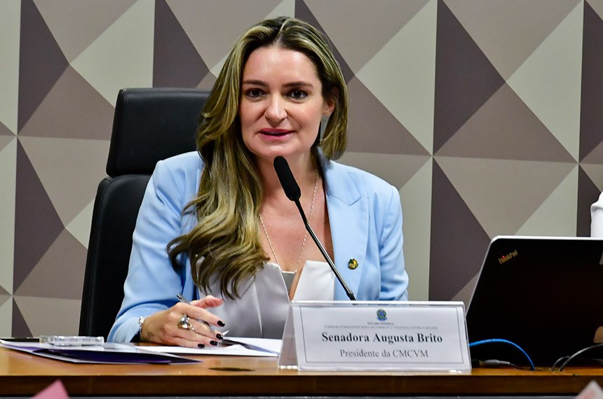 Mesa: 
presidente da CMCVM e requerente desta audiência, senadora Augusta Brito (PT-CE).