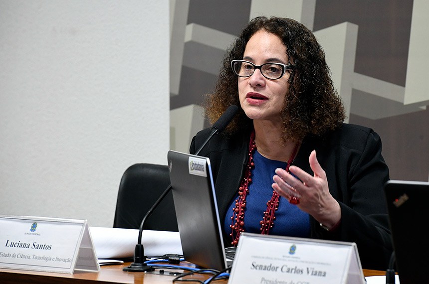 À mesa, em pronunciamento, ministra de Estado da Ciência, Tecnologia e Inovação, Luciana Santos.