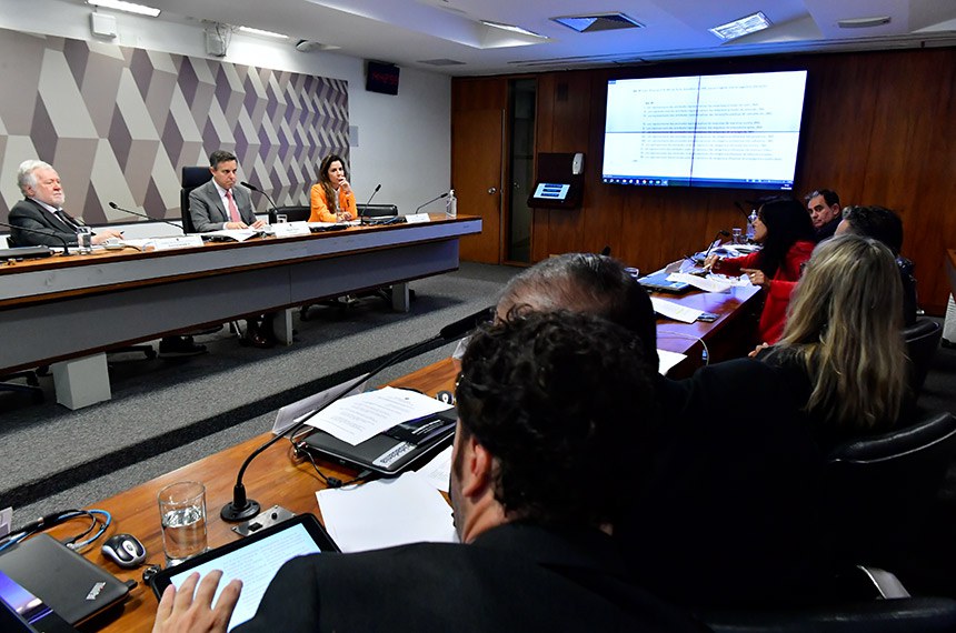 Mesa:
representante da Sociedade Civil, Davi Emerich;
presidente do CCS, Miguel Matos, conduz reunião;
representante da categoria profissional dos artistas, Ana Flávia Cabral.