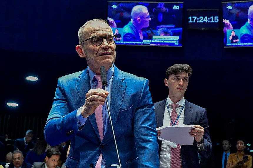 Em pronunciamento, à bancada, senador Fabiano Contarato (PT-ES).