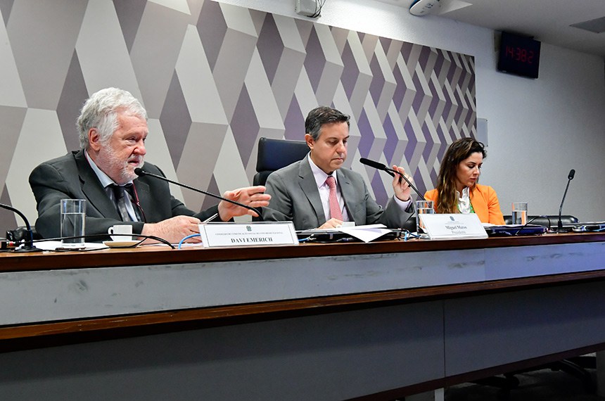 Mesa:
representante da Sociedade Civil, Davi Emerich;
presidente do CCS, Miguel Matos;
representante da categoria profissional dos artistas l, Ana Flávia Cabral.