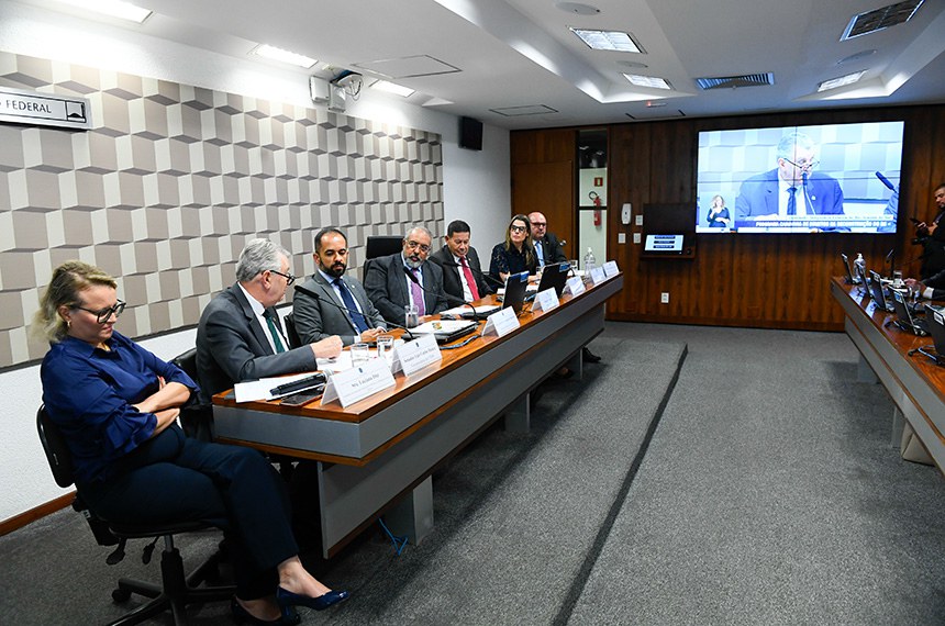 Mesa: 
presidente da Associação Nacional das Defensoras e Defensores Públicos Federais, Luciana Ditz;
vice-presidente da CTERS, senador Luis Carlos Heinze (PP-RS);
defensor público-geral federal, Leonardo Cardoso de Magalhães; 
presidente da CTERS, senador Paulo Paim (PT-RS); 
relator da CTERS, senador Hamilton Mourão (Republicanos-RS);
coordenadora do Grupo Especial para dar suporte jurídico às ações do Governo Federal em resposta aos efeitos das enchentes no Rio Grande do Sul, da Advocacia-Geral da União, Monica de Oliveira Casartelli; 
subdefensor público geral Federal, Marcos Antonio Paderes Barbosa.