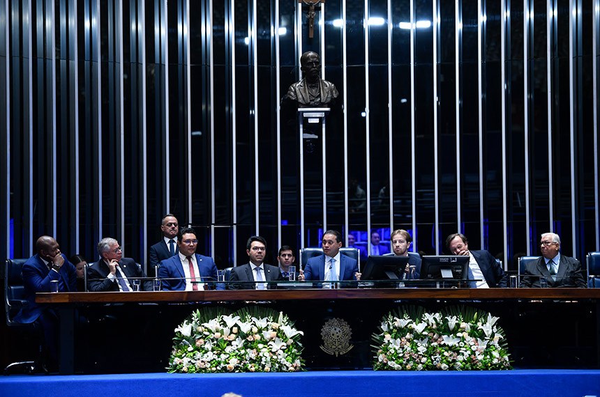 Mesa: 
ministro dos Direitos Humanos e da Cidadania, Silvio Almeida;
secretário-geral da Ordem dos Advogados do Brasil/Distrito Federal (OAB-DF), Paulo Maurício Siqueira;
subdefensor Público-Geral do Distrito Federal, Fabrício Rodrigues;
advogado-geral da União adjunto, Paulo Ronaldo Ceo de Carvalho;
2º secretário da Mesa do Senado Federal, senador Weverton (PDT-MA), conduz sessão;
secretário desta sessão;
vice-presidente nacional da Ordem dos Advogados do Brasil (OAB), Rafael Horn;
subprocurador-geral da República, Alcides Martins.