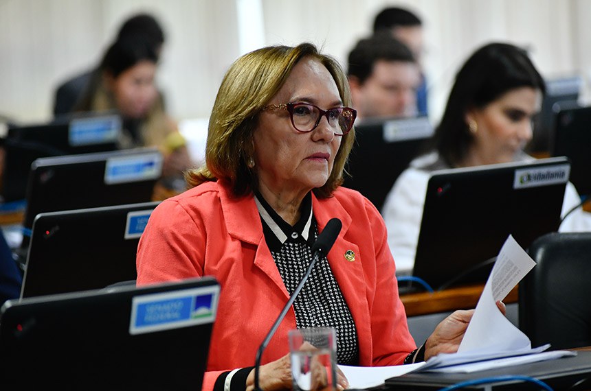 Em pronunciamento, à bancada, senadora Zenaide Maia (PSD-RN).