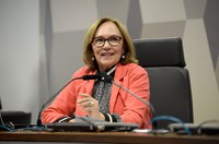 Debate aponta participação de pais e familiares para alfabetizar na idade certa