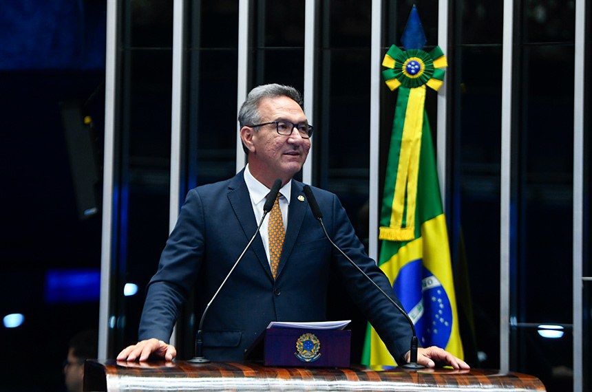 Em discurso, à tribuna, senador Lucas Barreto (PSD-AP).