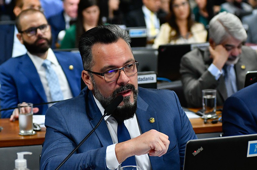 Em pronunciamento, à bancada, senador Alan Rick (União-AC).