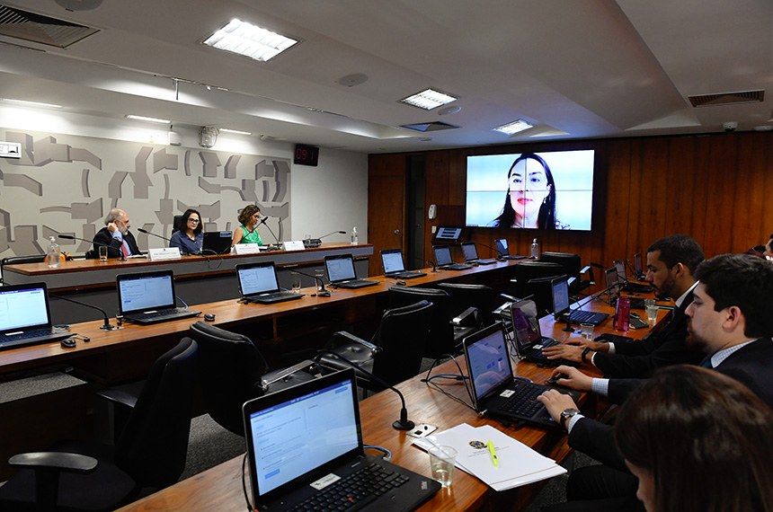 Mesa: 
representante do Programa de Tratamento de Transtornos Alimentares do Hospital das Clínicas da Faculdade de Medicina da Universidade de São Paulo (HCFMUSP), Táki Athanássios Cordás;
requerente desta audiência, senadora Damares Alves (Republicanos-DF);
presidente da CAS, senador Humberto Costa (PT-PE); 
representante da Sociedade Brasileira de Endocrinologia e Metabologia (SBEM), Priscilla Gil.