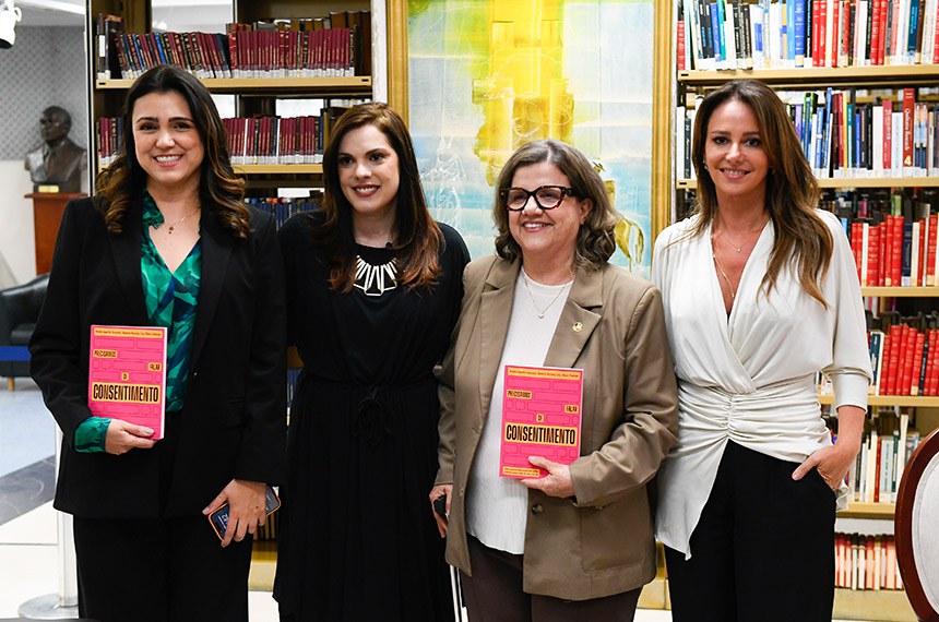 A senadora Teresa Leitão também prestigiou o lançamento do livro de Beatriz Lins e Silvia Chakian. À esquerda, a coordenadora do Observatório da Mulher, Maria Teresa Mauro - Foto: Marcos Oliveira/Senado Federal