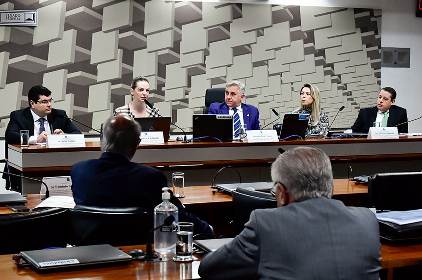 Mesa:
diretor de políticas públicas do Movimento Inovação Digital (MID), Ariel Uarian;
advogada tributarista Francine Fachinello, em pronunciamento;
presidente eventual da CAE, senador Izalci Lucas (PL-DF).
coordenadora tributária e fiscal do Observatório Político do Setor de Serviços, Márcia Sepulveda;
consultor de processo legislativo da Federação Nacional das Empresas Prestadoras de Serviços de Limpeza e Conservação (Febrac), Victor Teixeira Nepomuceno.